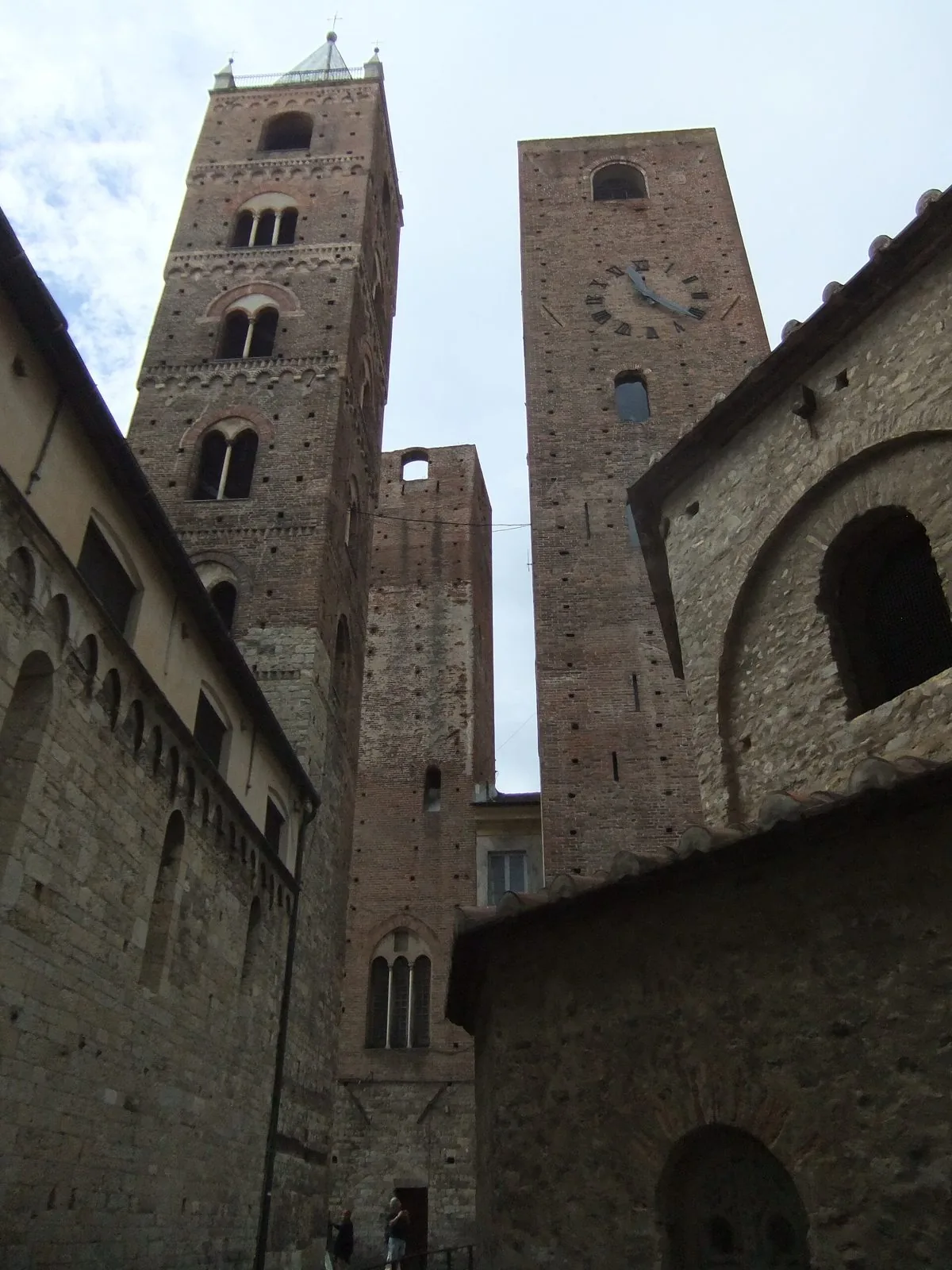 Il campanile della cattedrale e le torri medievali in mattoni nel centro storico di Albenga