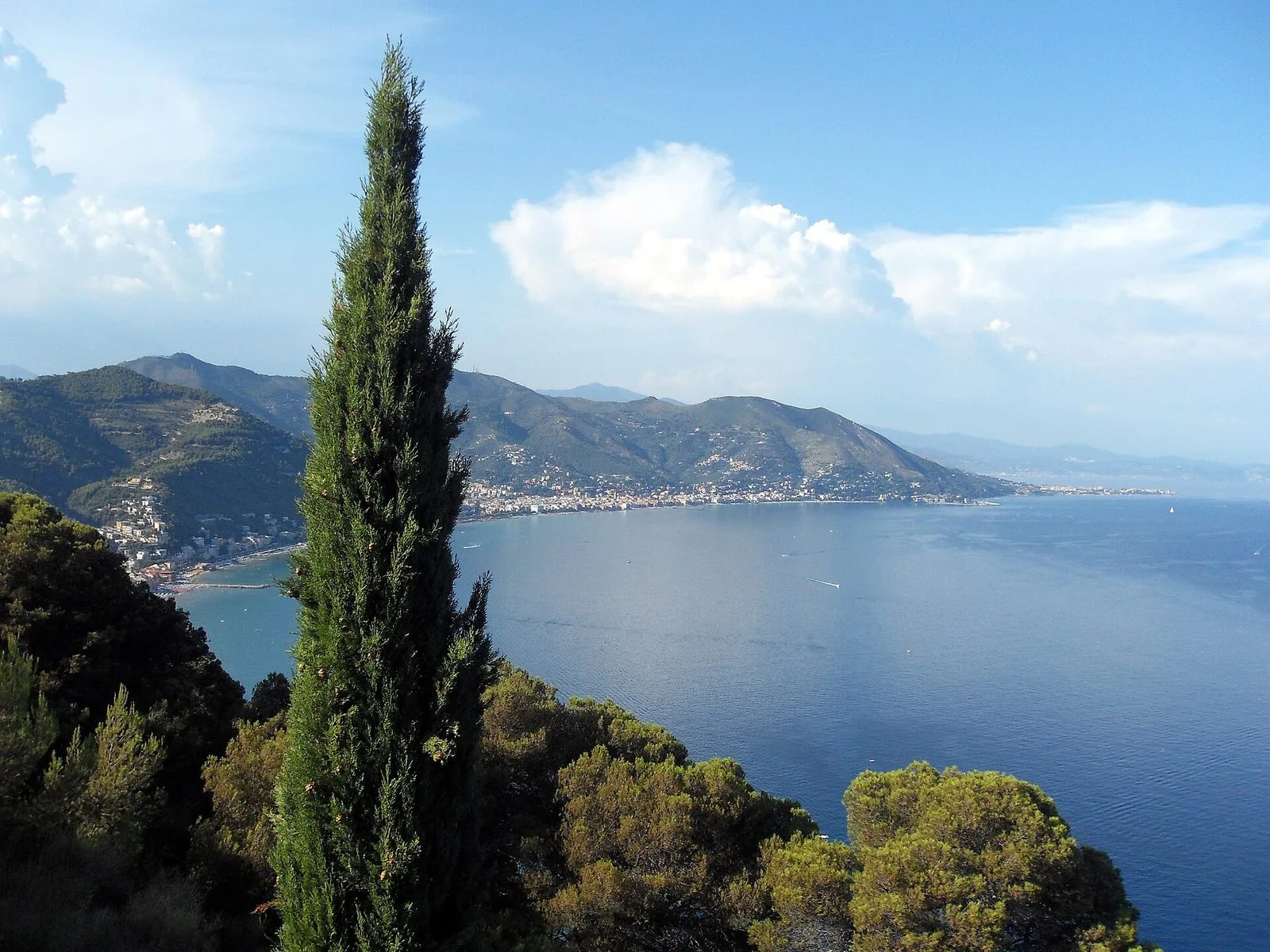 La Baia del Sole vista dall'alto di Capo Mele, con la costa di Alassio e le colline
