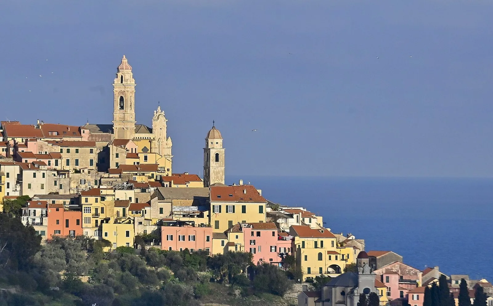 Il borgo di Cervo sulla collina sopra il mare, con i campanili della chiesa dei Corallini
