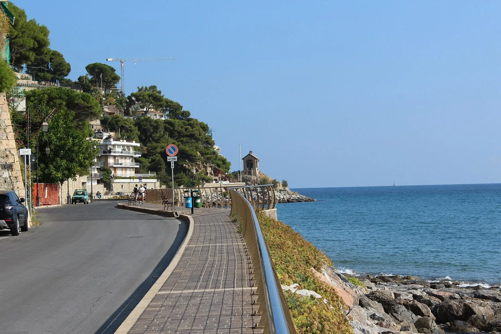 Strada e passeggiata pedonale lungo la costa rocciosa di Alassio